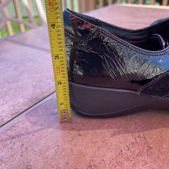 Clarks Artisan Wedge Loafers Black Patent Leather Size 7B Hook & Loop Close - Picture 6 of 7